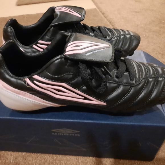 Women Umbro soccer cleats - Picture 5 of 7